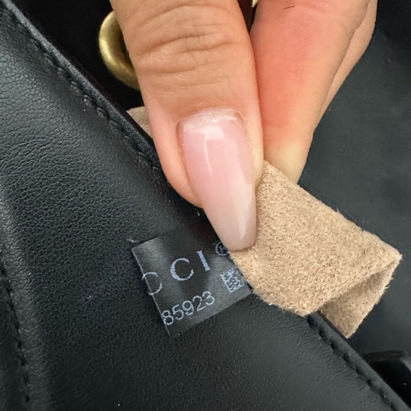 Gucci GG Marmont Medium Shoulder Bag - Picture 8 of 11